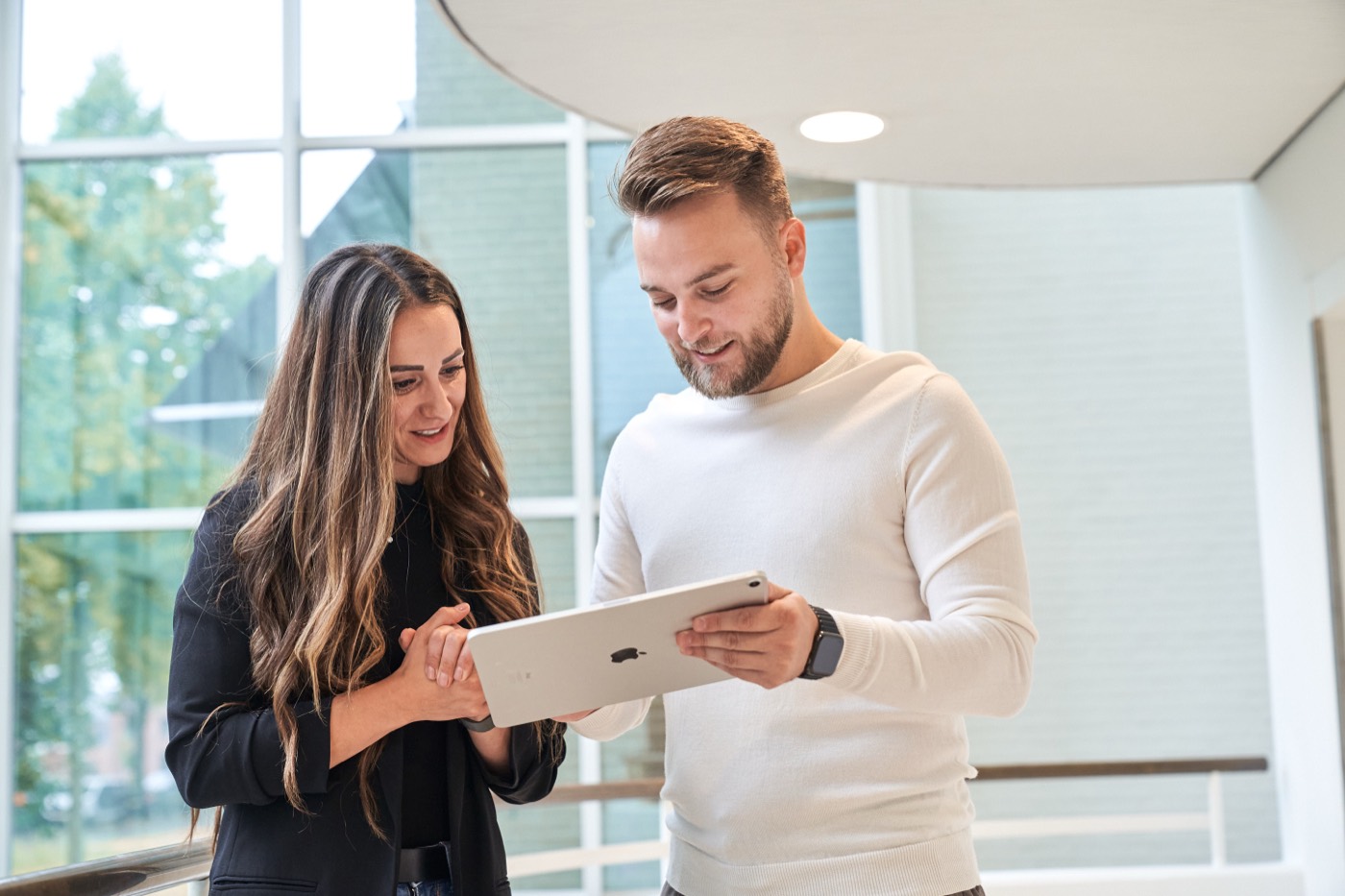 Floris and Denisa discussing a link campaign