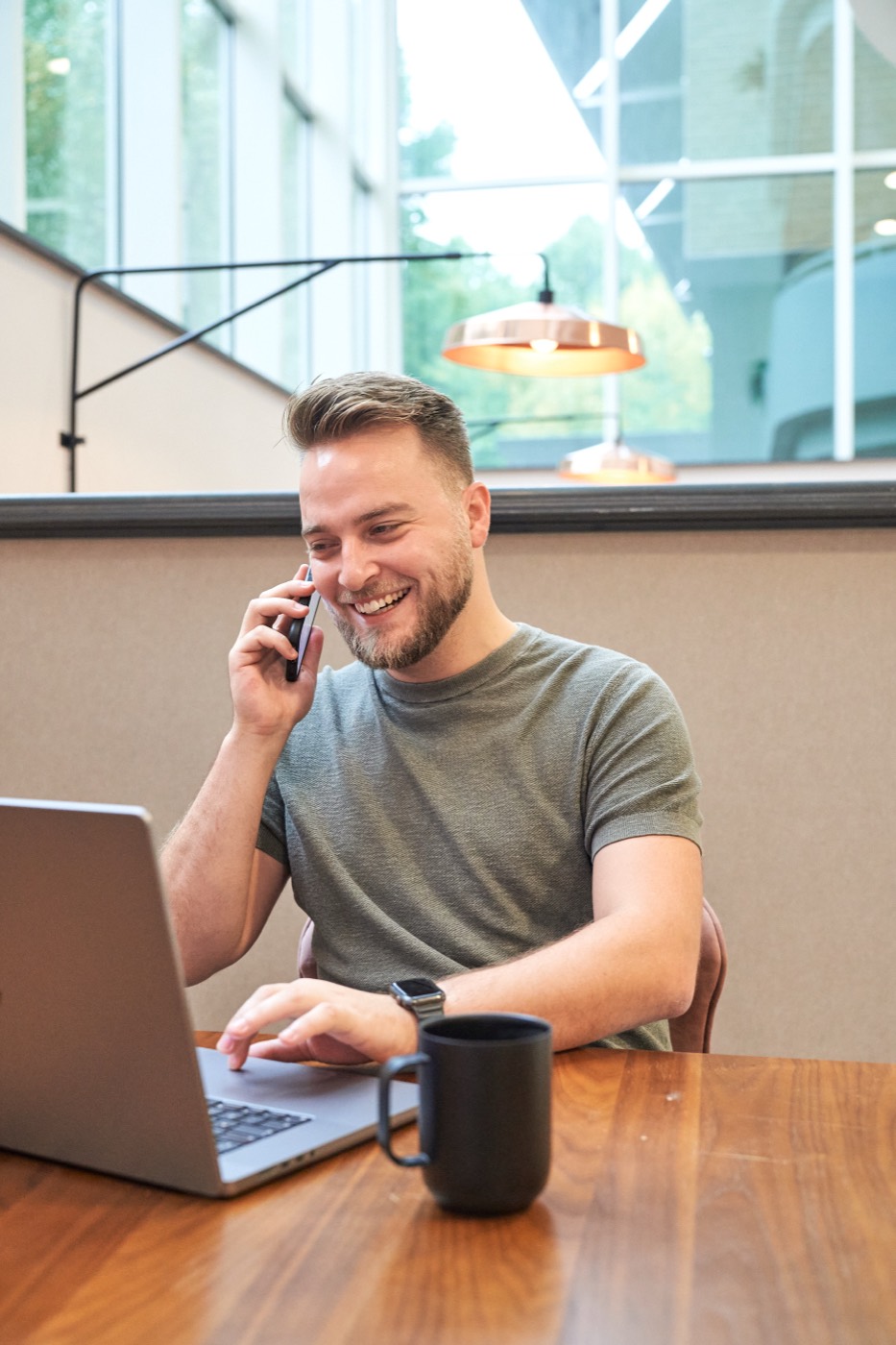 Floris aan de telefoon met een klant