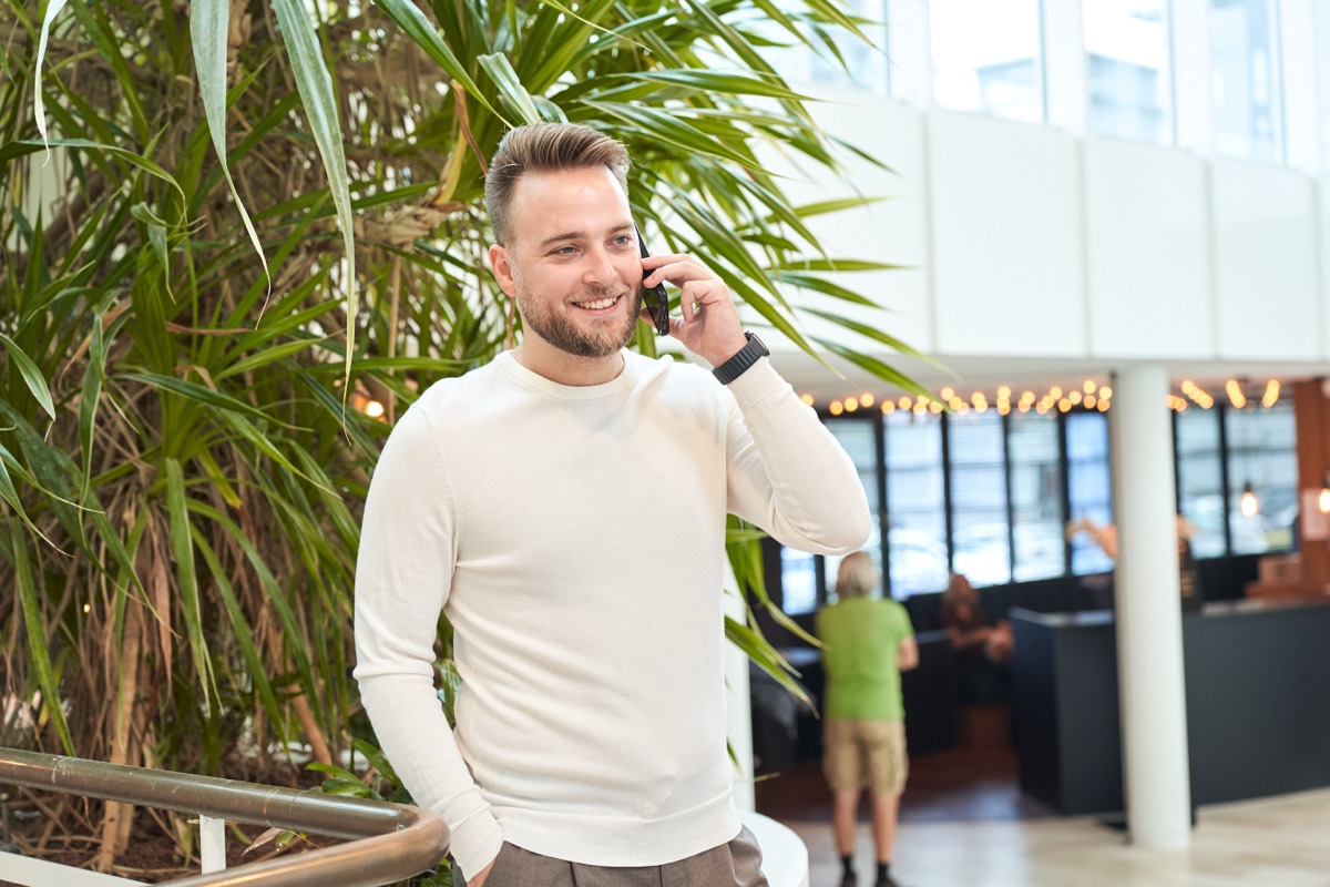 Floris aan de telefoon met een klant