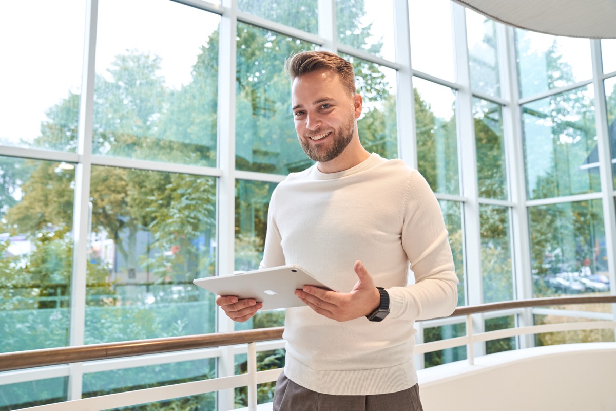 Floris bekijkt een SEO-plan op een tablet